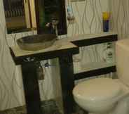 Toilet Kamar 5 Rumah Putih Abu Abu