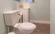 Toilet Kamar 6 Valentia Lodge Serviced Accommodation