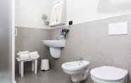 Toilet Kamar 3 Riviera Hub