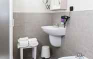 Toilet Kamar 4 Riviera Hub