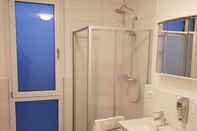 In-room Bathroom AB Apartments - Apartments Salamanderplatz