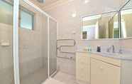 In-room Bathroom 7 Comfy Home near Airport & City 2280