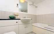Toilet Kamar 3 Buckland Brewer COB Barn 2 Bedrooms