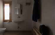 Phòng tắm bên trong 4 Hostel Sardinia