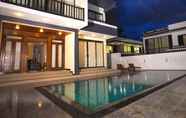 Kolam Renang 2 Royal Mansion Luxury Villa
