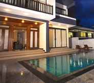 Kolam Renang 2 Royal Mansion Luxury Villa