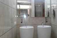 Toilet Kamar Hotel Grand Inn