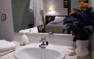 In-room Bathroom 6 Hosteria Catalana