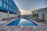Swimming Pool Delta Hotels by Marriott, Dubai Investment Park