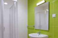 In-room Bathroom Faro Albacor Residence - Hostel