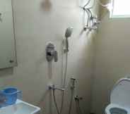 In-room Bathroom 4 Hotel Sakthi Priya