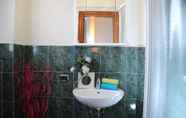 Toilet Kamar 6 Zeus Bed & Breakfast