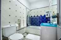 In-room Bathroom Apartment Uva by MarsAlgarve