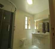 In-room Bathroom 4 Chambres d'hôtes Villa EMMONY