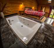 In-room Bathroom 5 New Forest Lodges