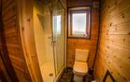 In-room Bathroom 4 New Forest Lodges