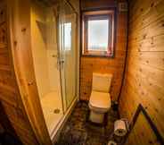 In-room Bathroom 4 New Forest Lodges