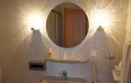 Toilet Kamar 5 Hotel zur Post