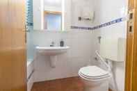 In-room Bathroom House and People - Rua da Taxa