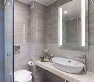 Phòng tắm bên trong 4 King Maron Wellness Beach Hotel