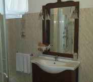 In-room Bathroom 7 Forum Cassii