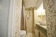 Toilet Kamar Scirocco Apartment with terrace