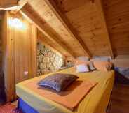 Bedroom 4 Escape in the Forest, Cosy Chalet with Home Cinema
