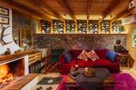 Bar, Cafe and Lounge Escape in the Forest, Cosy Chalet with Home Cinema