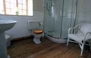 Toilet Kamar 5 Larkrise Cottage