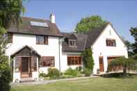 Exterior Larkrise Cottage