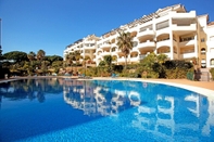 สระว่ายน้ำ Luxury beach apartment Elviria, Marbella