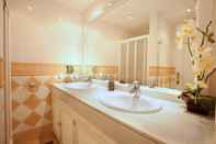 In-room Bathroom Luxury beach apartment Elviria, Marbella