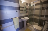 In-room Bathroom 6 B&B mediterraneo kr