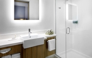 Toilet Kamar 5 SpringHill Suites by Marriott Columbus Easton Area