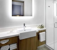 In-room Bathroom 5 SpringHill Suites by Marriott Columbus Easton Area