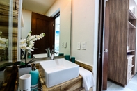 In-room Bathroom The Furlough Fur101