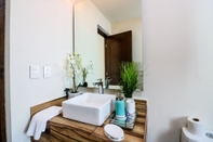 In-room Bathroom The Furlough Fur301