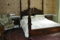 Bedroom Neuadd Arms Hotel