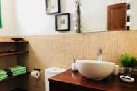 Toilet Kamar Canaryislandshost l Blue Ocean Apartment in Lanzarote