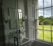 In-room Bathroom 7 The Old Vicarage at Oakridge