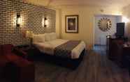 Bedroom 6 Penn Lodge Hotel & Suites