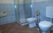 Toilet Kamar 6 B&B La Viola