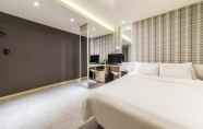 Kamar Tidur 2 Shine Hotel