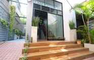 Luar Bangunan 4 Red Door