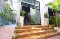 Luar Bangunan Red Door