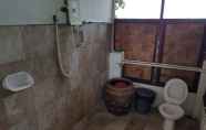 Toilet Kamar 3 Mut Mee Garden Guest House