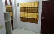 In-room Bathroom 7 Adchara Mansion - Hostel