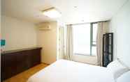 Bedroom 4 Jamsil Stn & Galleria Palace Apt A