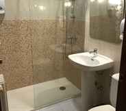 In-room Bathroom 3 Santa Ana Hostal