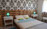 Kamar Tidur 3 Pi Guest House - Hostel